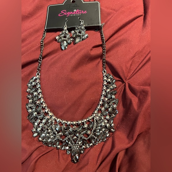 paparazzi Jewelry - Paparazzi Zi collection necklace and earrings in gunmetal finish - NWT